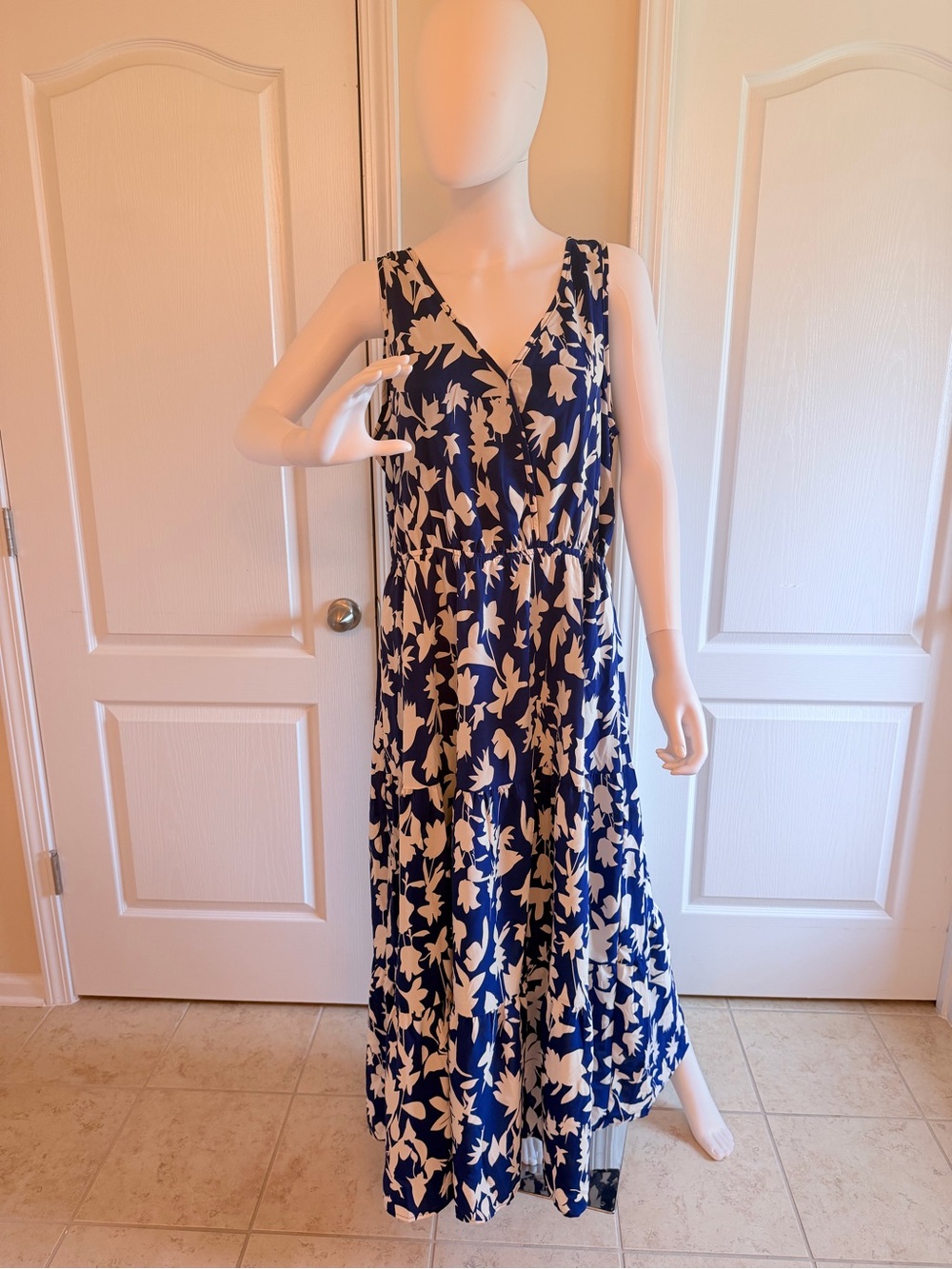 NWT Women's Navy Blue and White Floral Patterned Sleeveless Maxi Dress Size XL